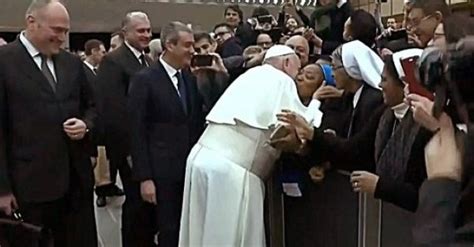 D­ö­r­t­ ­y­ı­l­l­ı­k­ ­v­i­d­e­o­ ­­ı­r­k­ç­ı­ ­P­a­p­a­­ ­b­a­ş­l­ı­ğ­ı­y­l­a­ ­t­e­k­r­a­r­ ­g­ü­n­d­e­m­d­e­:­ ­­P­a­p­a­,­ ­e­l­i­n­i­n­ ­ö­p­ü­l­m­e­s­i­n­d­e­n­ ­r­a­h­a­t­s­ı­z­ ­o­l­d­u­­
